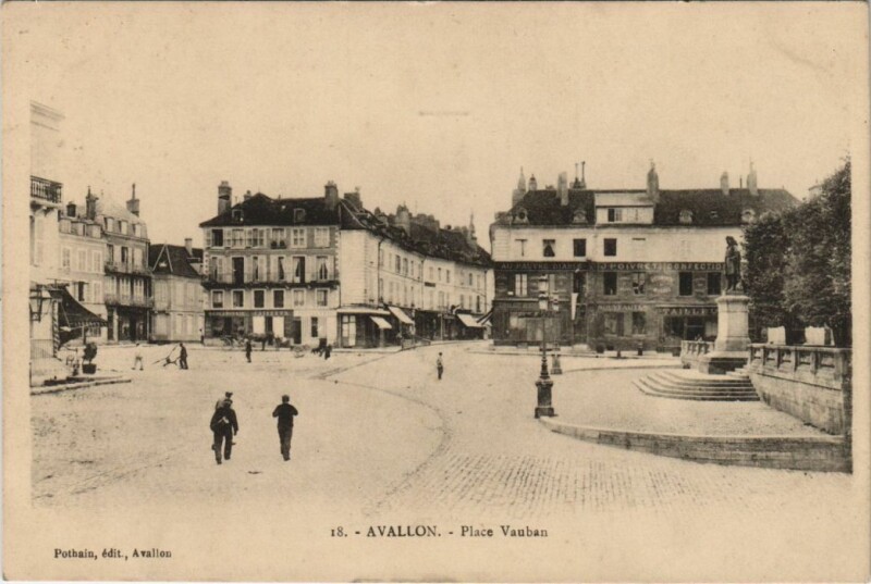 Carte postale ancienne Avallon Place Vauban France à Avallon