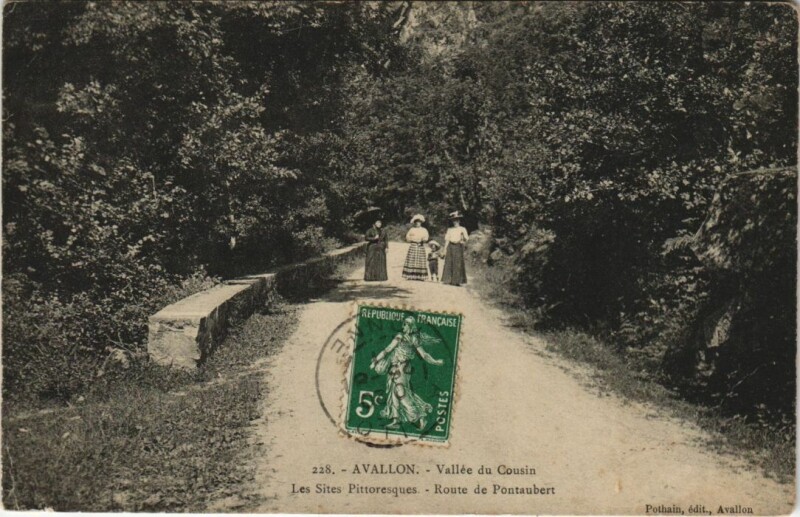 Carte postale ancienne Avallon Route de Pontaubert France à Avallon