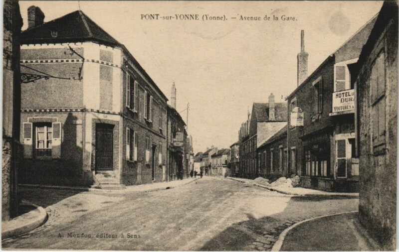 Carte postale ancienne Pont sur Yonne Avenue de la Gare France à Pont-sur-Yonne
