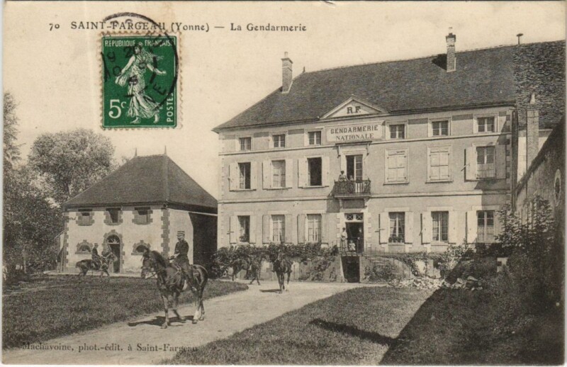 Carte postale ancienne Saint-Fargeau La Gendarmerie France à Saint-Fargeau