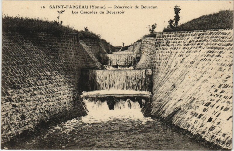 Carte postale ancienne Saint-Fargeau Les Cascades du Deversoir France à Saint-Fargeau