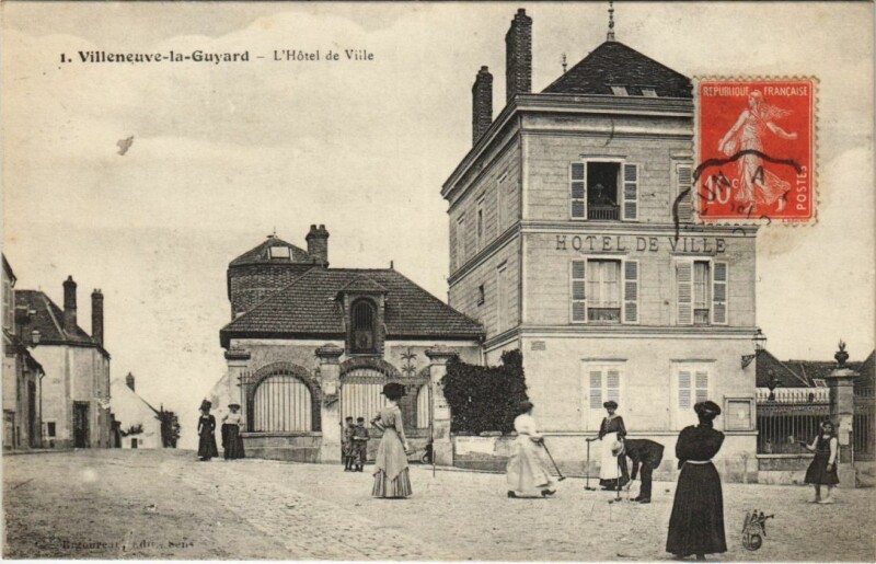 Carte postale ancienne Villeneuve la Guyard L'Hotel de Ville France à Villeneuve-la-Guyard