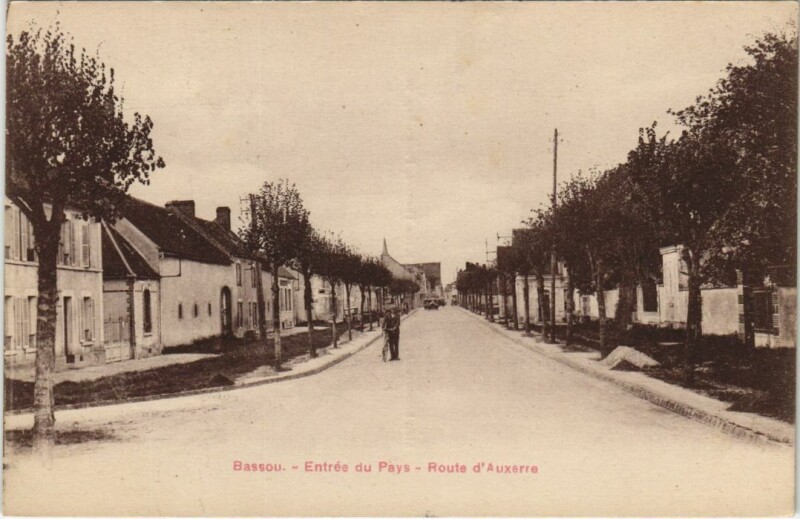 Carte postale ancienne Bassou Entree du Pays, Route d'Auxerre France à Auxerre