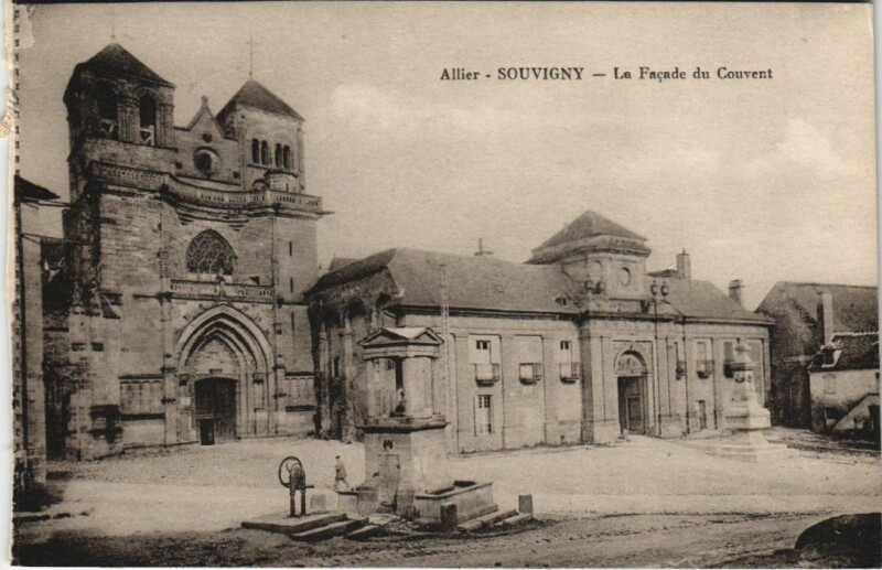 Carte postale ancienne Souvigny La Facade du Couvent à Souvigny