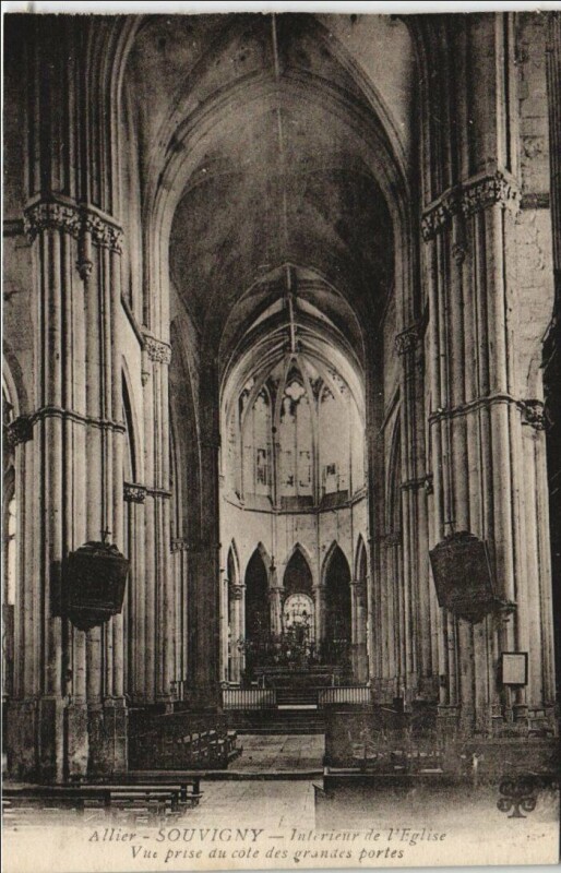 Carte postale ancienne Souvigny Interieur de l'Eglise à Souvigny