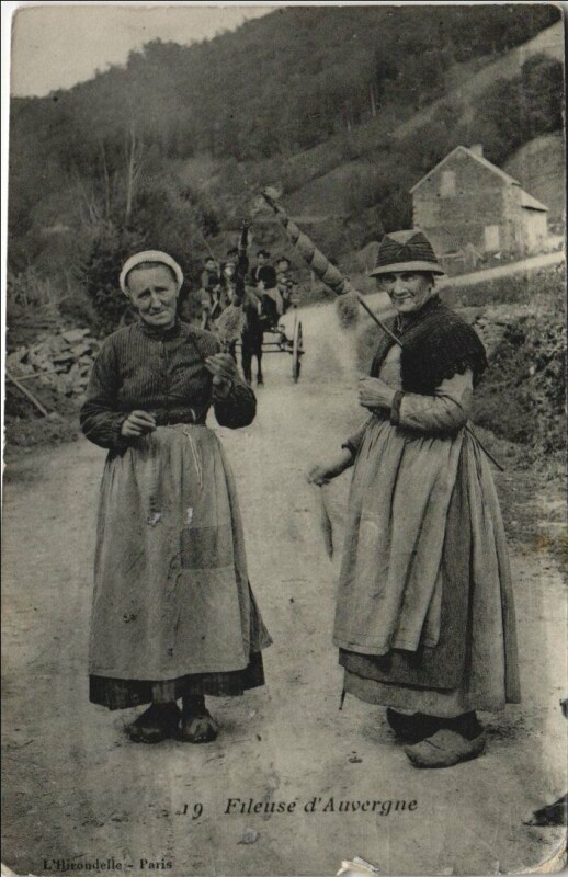Carte postale ancienne Fileuse d'Auvergne