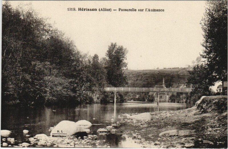 Carte postale ancienne Herisson Passerelle sur l'Aumance