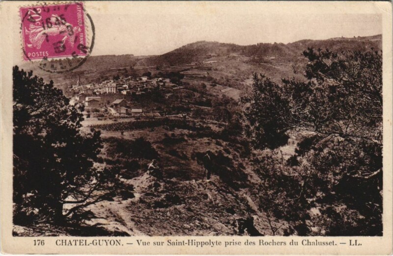 Carte postale ancienne Chatel-Guyon Vue sur Saint-Hippolyte pres des Rochers du Chalusset