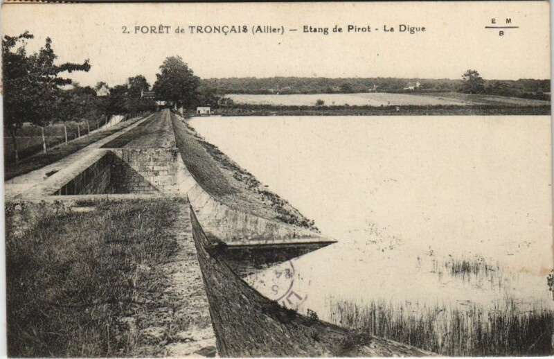 Carte postale ancienne Foret de Troncais - Etang de Pirot - La Digue