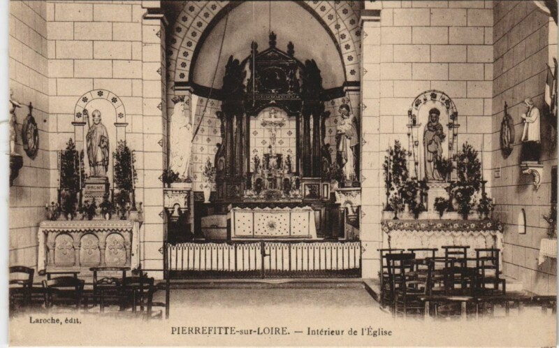 Carte postale ancienne Pierrefitte-sur-Loire Interieur de l'Eglise à Pierrefitte-sur-Loire