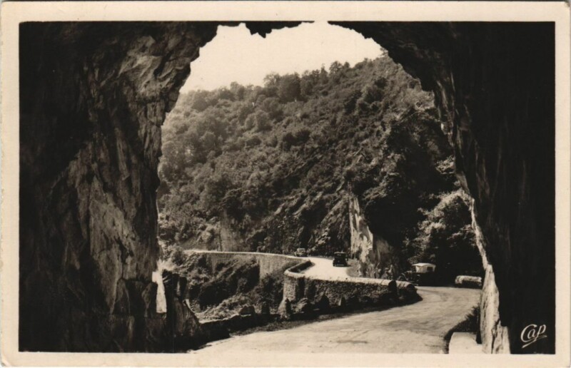 Carte postale ancienne Chouvigny Le Tunnel à Chouvigny