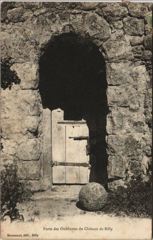 Carte postale ancienne Billy Porte des Oubliettes du Chateau de Billy à Billy