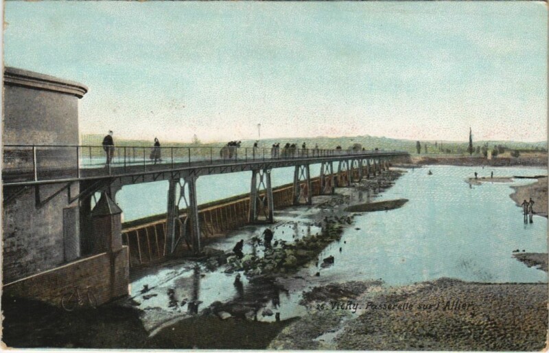 Carte postale ancienne Vichy Passerelle sur l'Allier à Vichy