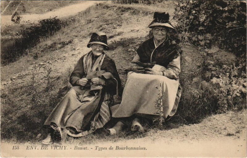 Carte postale ancienne Busset Types de Bourbonnaises à Busset