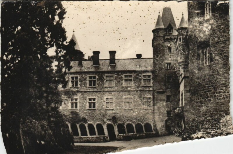 Carte postale ancienne Busset Chateau de Busset - Facade Ouest - Le Cloitre à Busset