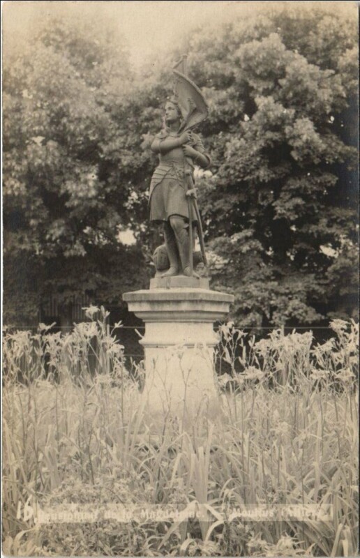 Carte postale ancienne Moulins Pensionnat de la Magdeleine - Statue à Moulins