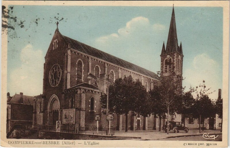 Carte postale ancienne Dompierre-sur-Besbre L'Eglise à Dompierre-sur-Besbre