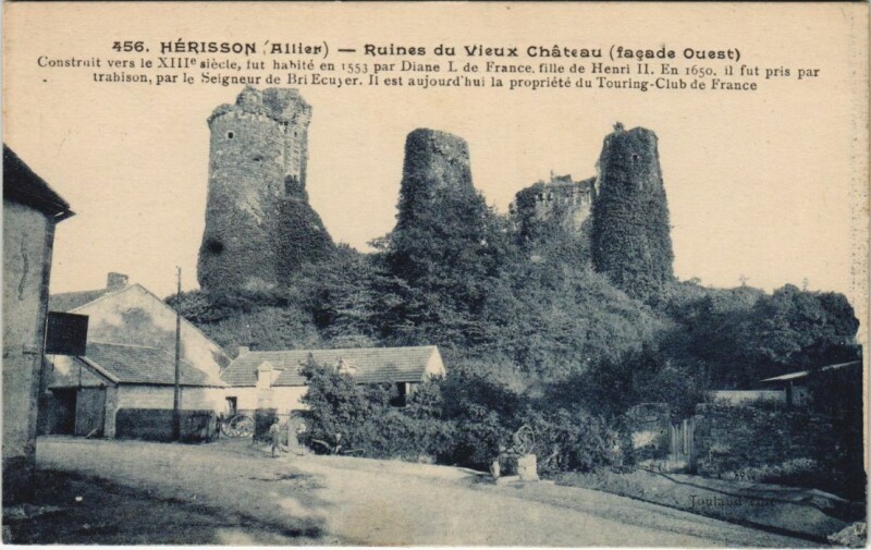 Carte postale ancienne Herisson Ruines du Vieux Chateau