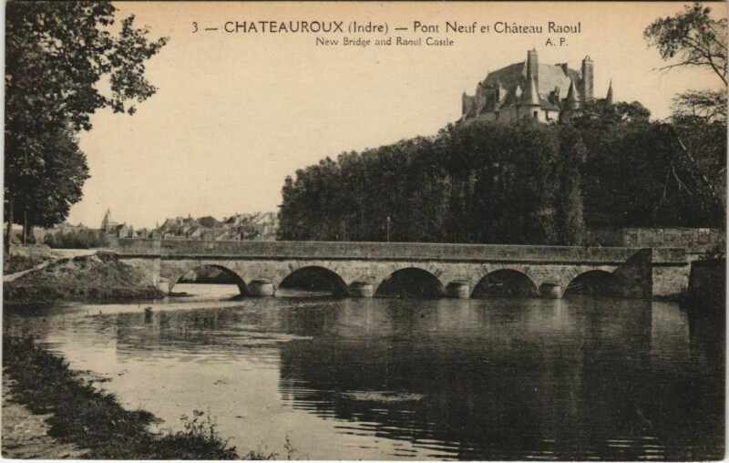Carte postale ancienne Chateauroux Pont Neuf et Chateau Raoul France