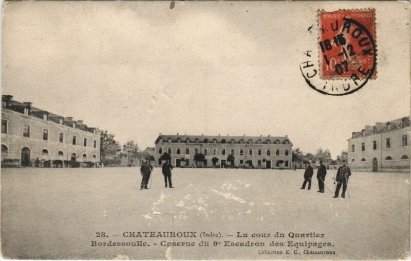 Carte postale ancienne Chateauroux La cour du Quartier France