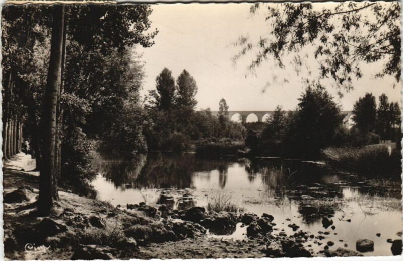 Carte postale ancienne Le Blanc La Creuse et le Viaduc France au Blanc