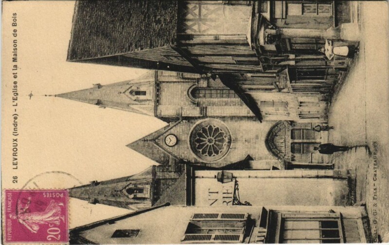 Carte postale ancienne Levroux L'Eglise et la Maison de Bois France à Levroux