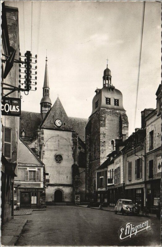 Carte postale ancienne Nogent-le-Roi Place de l'Eglise à Nogent-le-Roi