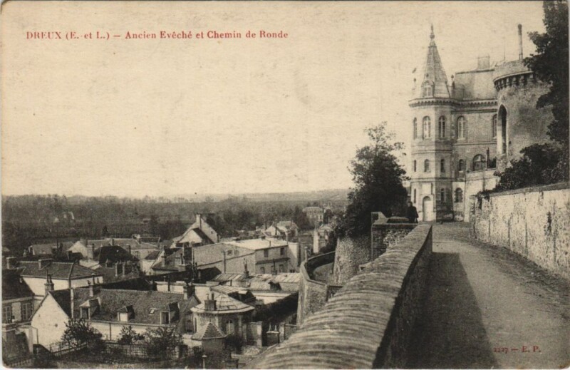 Carte postale ancienne Dreux Ancien Eveche et Chemin de Ronde à Dreux