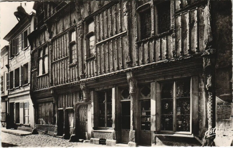 Carte postale ancienne Gallardon Maison du Xvi. Siecle à Gallardon