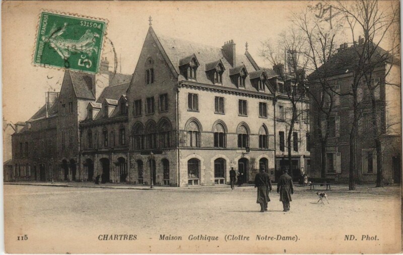 Carte postale ancienne Chartres Maison Gothique - Cloitre Notre-Dame à Chartres