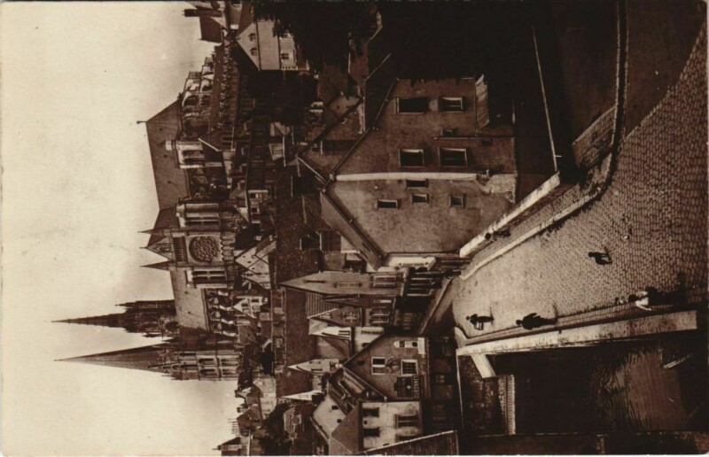 Carte postale ancienne Chartres La Cathedrale Vue de la Rue du Bourg à Chartres