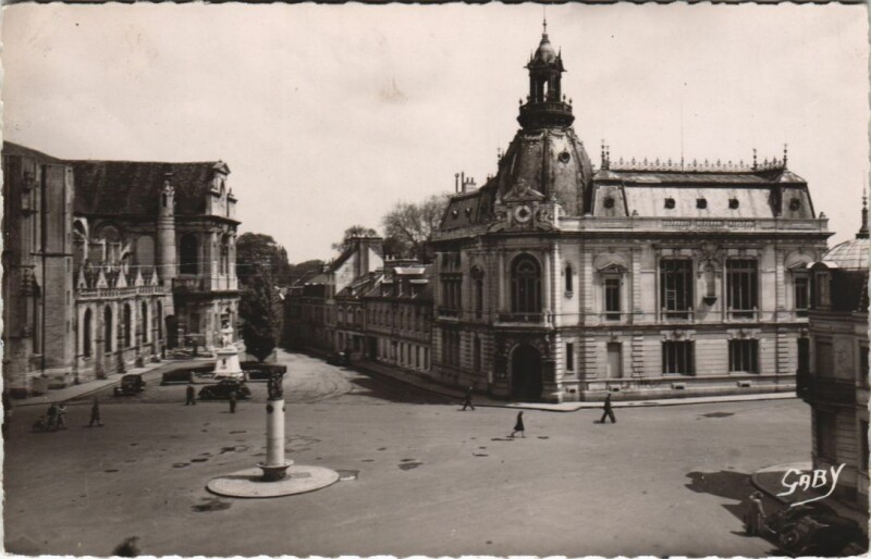 Carte postale ancienne Dreux Place Metezeau à Dreux
