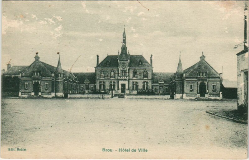 Carte postale ancienne Brou Hotel de Ville