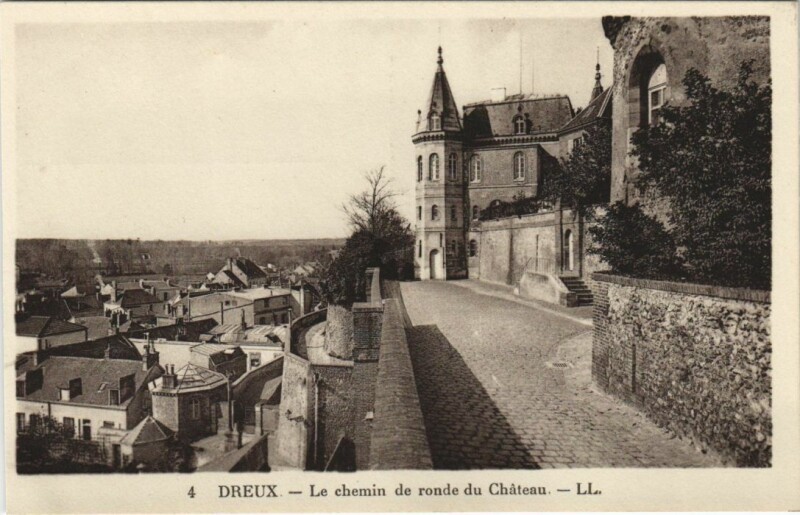 Carte postale ancienne Dreux Le Chemin de Ronde du Chateau à Dreux