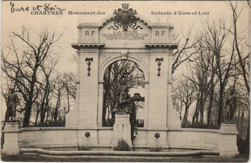 Carte postale ancienne Chartres Monument des Enfants d'Eure-et-Loir à Chartres
