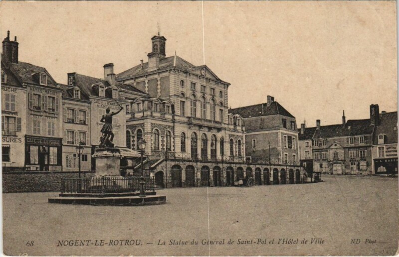 Carte postale ancienne Nogent-le-Rotrou Statue du General de Saint-Pol - Hotel di Ville à Nogent-le-Rotrou