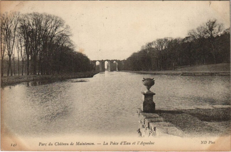 Carte postale ancienne Maintenon Parc du Chateau - La Piece d'Eau et l'Aqueduc à Maintenon
