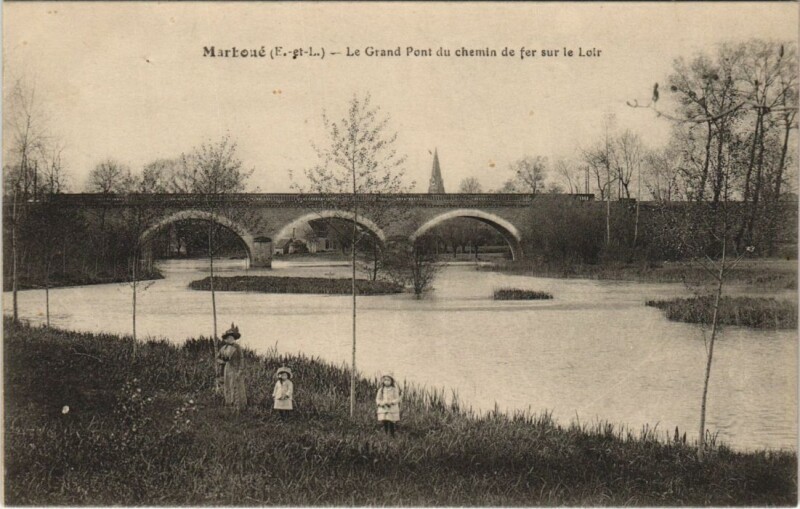 Carte postale ancienne Marboue Le Grand Pont du Chemin de Fer sur le Loir