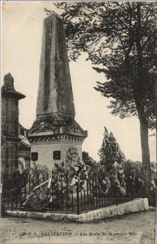 Carte postale ancienne Chateaudun Aux Morts du 18 Octobre 1870
