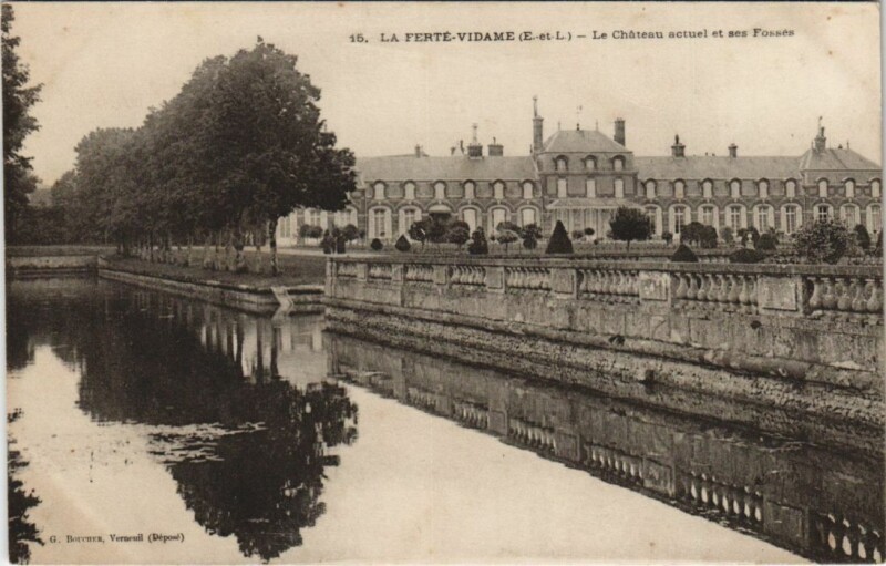 Carte postale ancienne La Ferte-Vidame Le Chateau Actuel et ses Fosses
