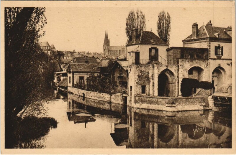 Carte postale ancienne Chartres Le Chateau d'If et la Cathedrale à Chartres