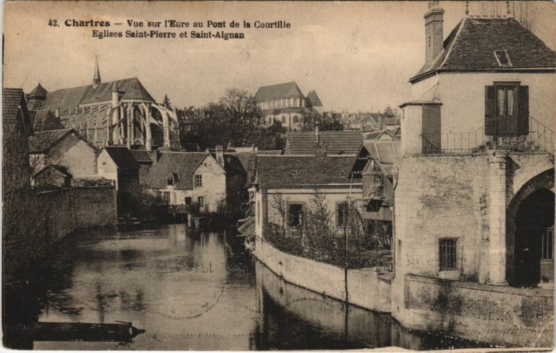 Carte postale ancienne Chartres Vue sur l'Eure au Pont de la Courtille à Chartres