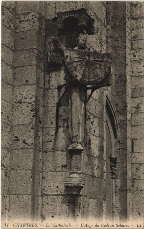 Carte postale ancienne Chartres La Cathedrale - L'Ange du Cadran Solaire à Chartres