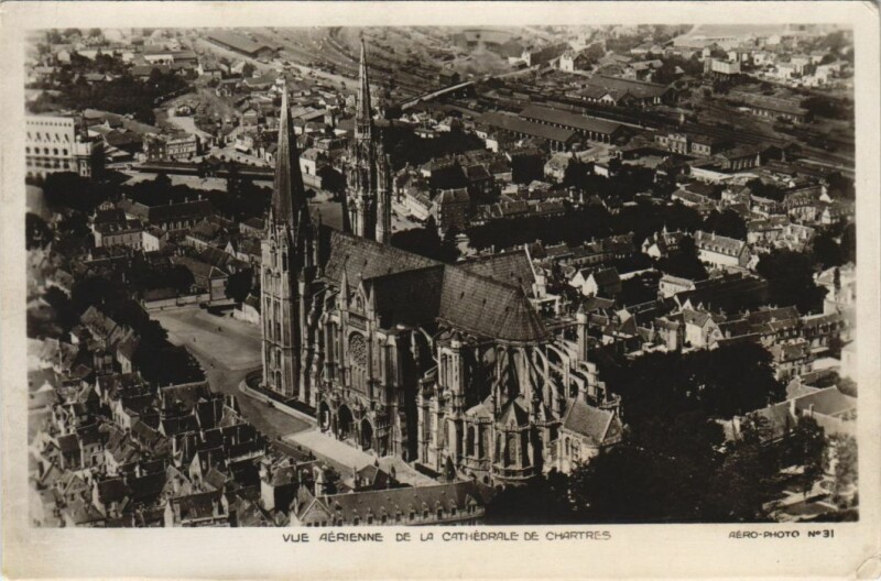 Carte postale ancienne Chartres Vue Aerienne de la Cathedrale à Chartres