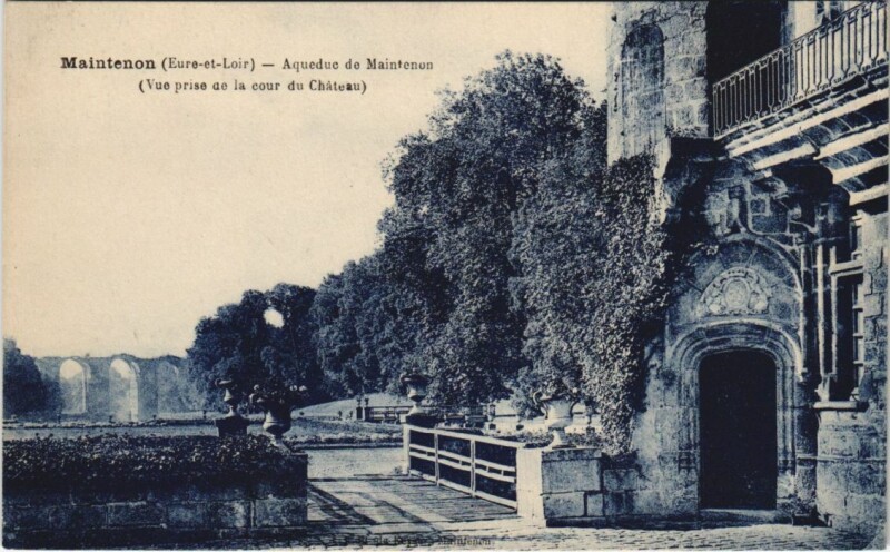 Carte postale ancienne Maintenon Aqueduc - Vue prise de la Cour du Chateau à Maintenon
