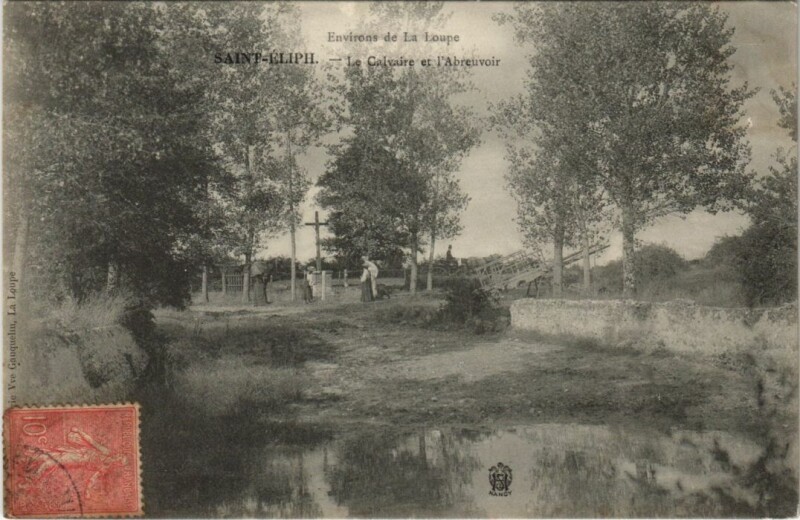 Carte postale ancienne Saint-Eliph Le Calvaire et l'Abreuvoir