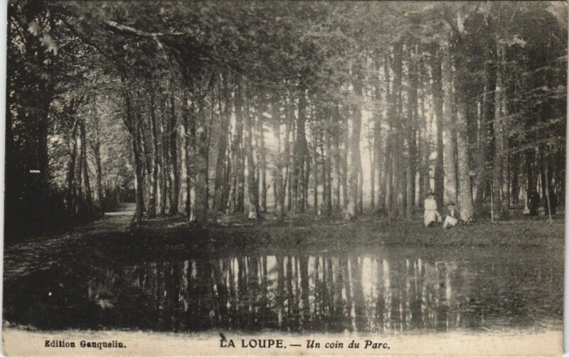 Carte postale ancienne La Loupe Un Coin du Parc à La Loupe
