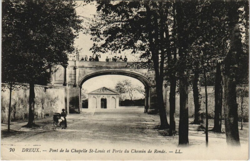 Carte postale ancienne Dreux Pont de la Chapelle Saint-Louis et Porte du Chemin de Ronde à Dreux
