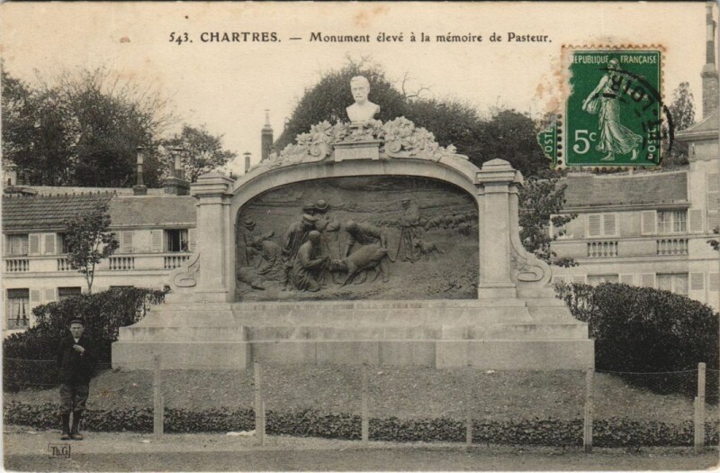Carte postale ancienne Chartres Monument Eleve a la Memoire de Pasteur à Chartres