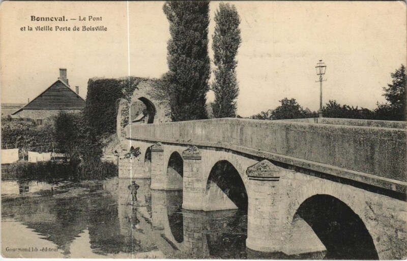 Carte postale ancienne Bonneval Le Pont et la vieille Porte de Boisville France à Bonneval